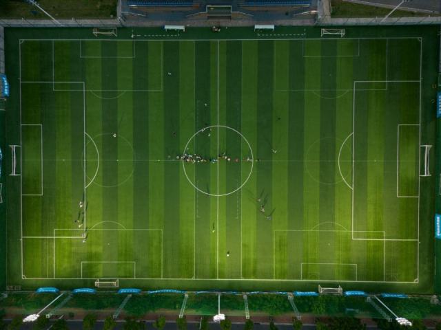 Physique et football : un étudiant mesure le terrain d'Olive & Tom