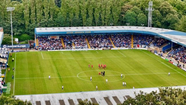 Menotte à gigg lane lancien directeur general demande à steve dale de sen L'ancien DG de Bury FC interpelle a Gigg Lane : une image de la crise du club