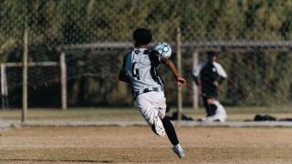 Ballons de football de tailles 3, 4 et 5 alignes sur une pelouse