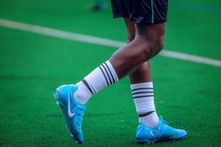 Crampons moulés ou vissés : lequel choisir selon le terrain